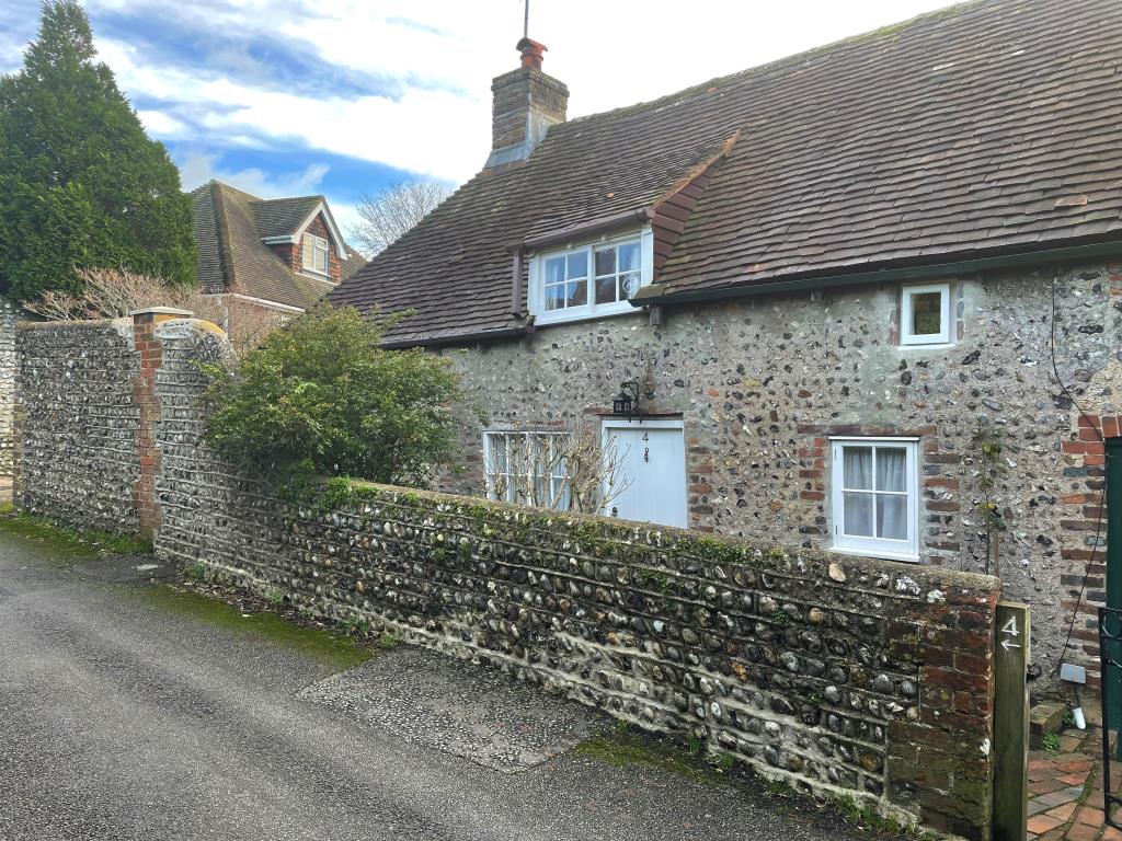 Lot: 101 - CHARACTER COTTAGE IN FAVOURED LOCATION - View of front elevation from The Street